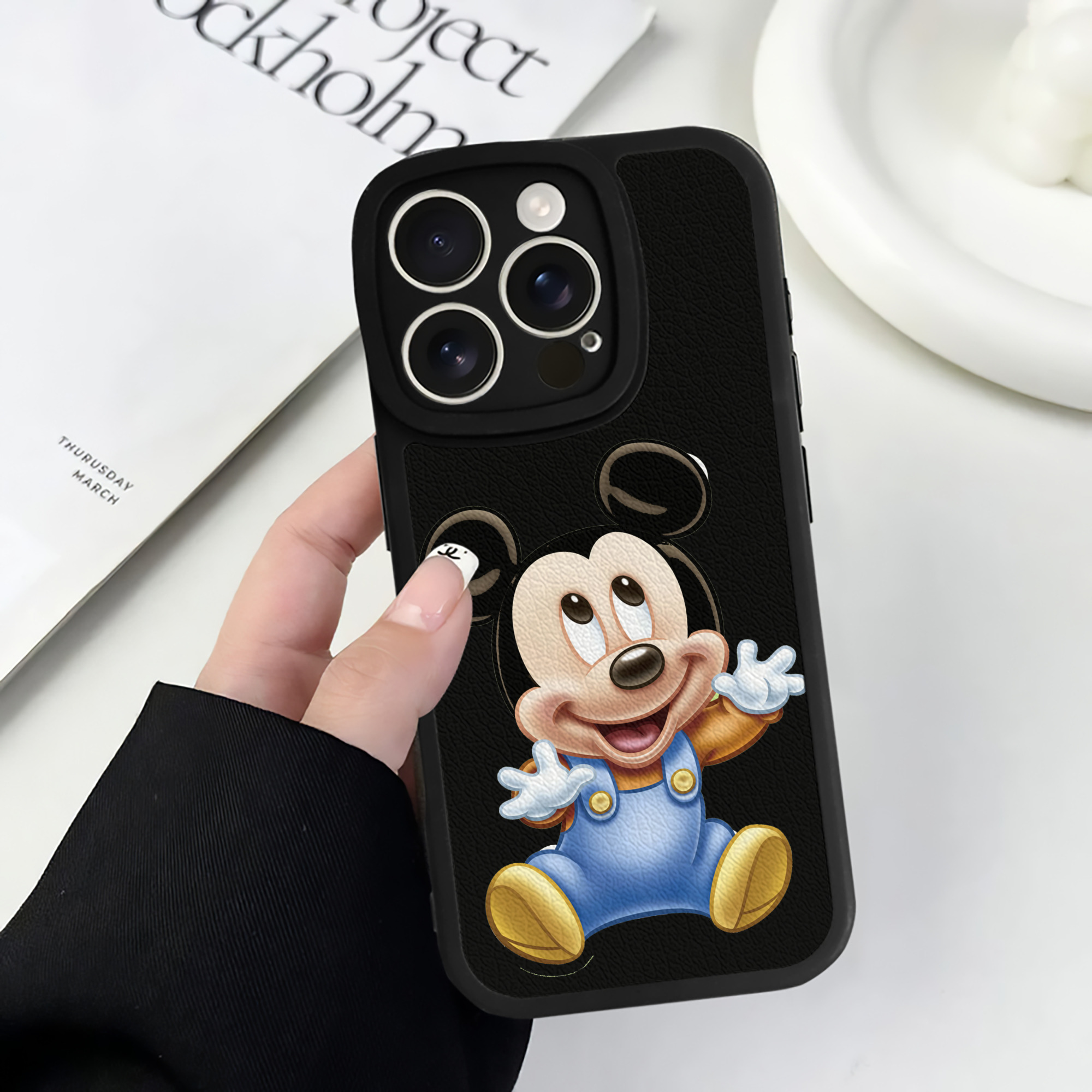 （画像用） ミッキーマウス Mickey Mouse 【iPhone 16シリーズ対応】シリコンスマホケース（レザー調） 材質：シリコン